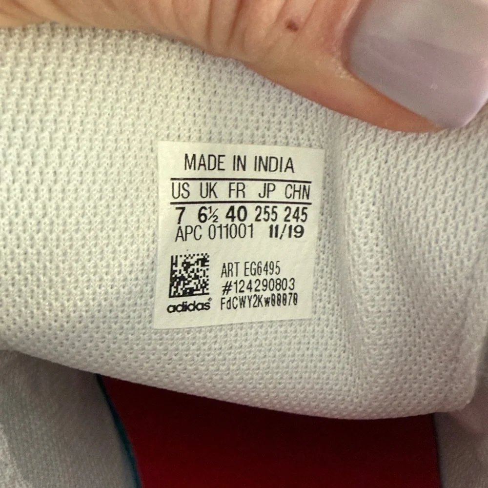 Stan smith with Red Heart Accents - Picture 3 of 7